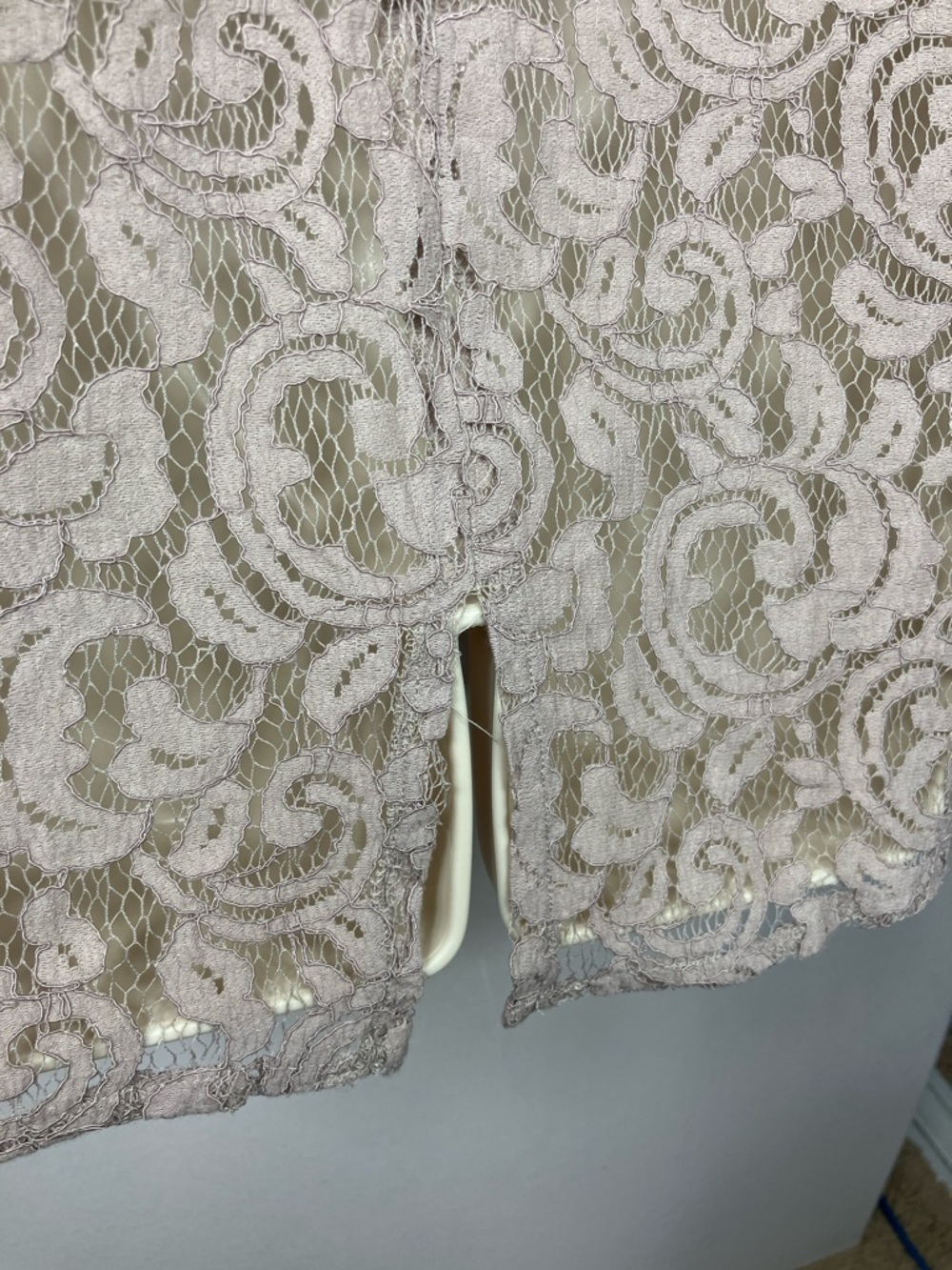 Chico's Lace Overlay Cap Sleeve Blouse in Taupe Sz Med DISCOUNTED SHIPPING - Picture 6 of 17